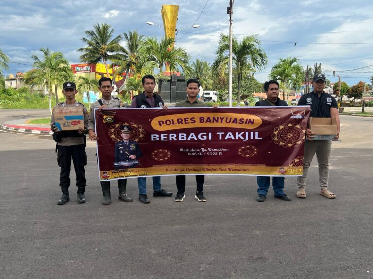 Berkah Ramadhan,Satpol Airud Polres Banyuasin Berbagi Takjil Kepada Nelayan