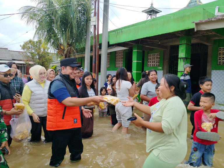 Bupati dan Wakil Bupati Banyuasin Mendatangi Korban Terdampak Banjir di Kecamatan Talang Kelapa