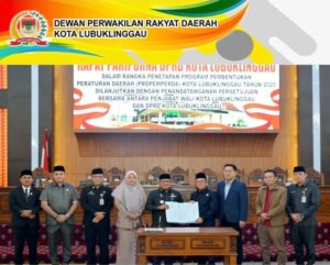 Wako dan wawako Lubuklinggau Rachmat Hidayat dan H Rustam Effendi hadiri rapat Paripurna Penetapan Propemperda