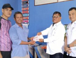 Pemdes Lebung Bagikan Insentif di Kantor Desa Kepada Sejumlah Kader