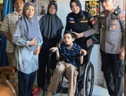 Jumat Berkah Sie Dokkes Polrestabes Palembang Salurkan Kursi Roda