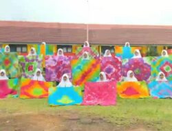 Kreativitas Tanpa Batas: Siswa SMPN 1 Rantau Bayur Sulap Kain Polos Menjadi Karya Jumputan Berwarna-warni