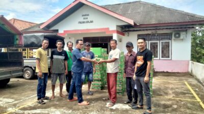 Rutinitas Pemdes Pagar Bulan Bagikan Minuman Kaleng Kepada Masyarakat Menjelang Lebaran