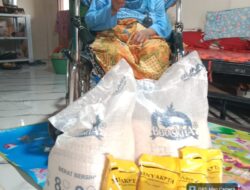 Pemerintah Desa Tanjung Menang Salurkan Bantuan Pangan Beras dan Minyak Goreng