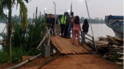 Polisi Bersama Warga Lakukan Pencarian Korban Diduga Diterkam Buaya di Wilayah Sungai Desa Teluk Betung