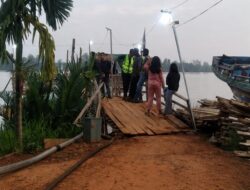 Polisi Bersama Warga Lakukan Pencarian Korban Diduga Diterkam Buaya di Wilayah Sungai Desa Teluk Betung