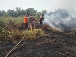 Polisi Bersama MPA Padamkan Karhutla di Desa Sungai Pinang, Api Berhasil Dikendalikan
