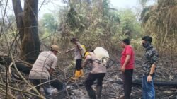 Pastikan Lahan Aman dari Api, Polsek Rantau Bayur Lakukan Pendinginan Dampak Karhutla