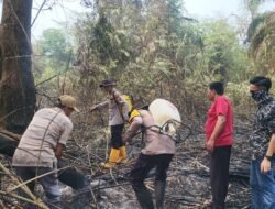 Pastikan Lahan Aman dari Api, Polsek Rantau Bayur Lakukan Pendinginan Dampak Karhutla