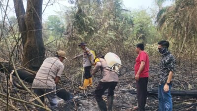 Pastikan Lahan Aman dari Api, Polsek Rantau Bayur Lakukan Pendinginan Dampak Karhutla