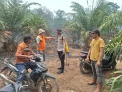 Respons Cepat Pengaduan Warga, Polsek Rantau Bayur Bersama Masyarakat Padamkan Karhutla